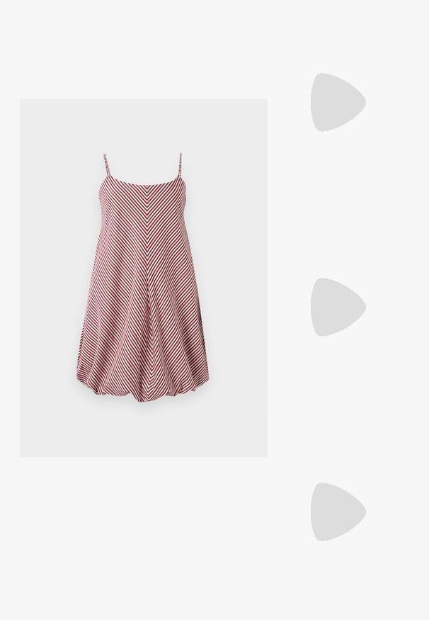 Rødt og hvitt stripet ermeløst kjole med en tettsittende overdel og utsvingt skjørt, med et chevron-mønster og justerbare spaghetti-stropper.; Rød patentlær slingback-sko med spiss tå, to-stroppedesign med sirkulære detaljer og en lav blokkhæl.; Rød lærveske med en vinklet, geometrisk design. Har en enkelt justerbar stropp og en klaffelukking med sydd detaljer.; Klare og ravfargede harer, den ene glatt og gjennomsiktig, den andre med en teksturert, ravfarget finish. Begge har avrundede, kraftige design.