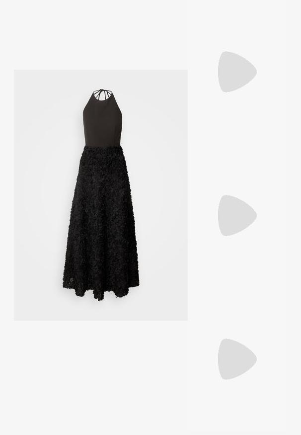 Czarna sukienka z dopasowanym gorsetem na halter i obszerną spódnicą wykonaną z warstwowych aplikacji kwiatowych. Teksturowana powierzchnia z płynącym wzorem.; Czarne sandały na obcasie z prostokątnym noskiem i niskim słupkowym obcasem. Posiadają wiele cienkich pasków i regulowany pasek na kostkę. Wykonane z gładkiej skóry.; Czarna skórzana torba tote o gładkiej fakturze, usztywnionym kształcie, dwóch uchwytach oraz wyraźnym srebrnym zapięciu na przodzie.; Srebrne kolczyki w splocie w kształcie obręczy, z teksturowaną powierzchnią i żłobieniami, zapinane na zapięcie typu sztyft.
