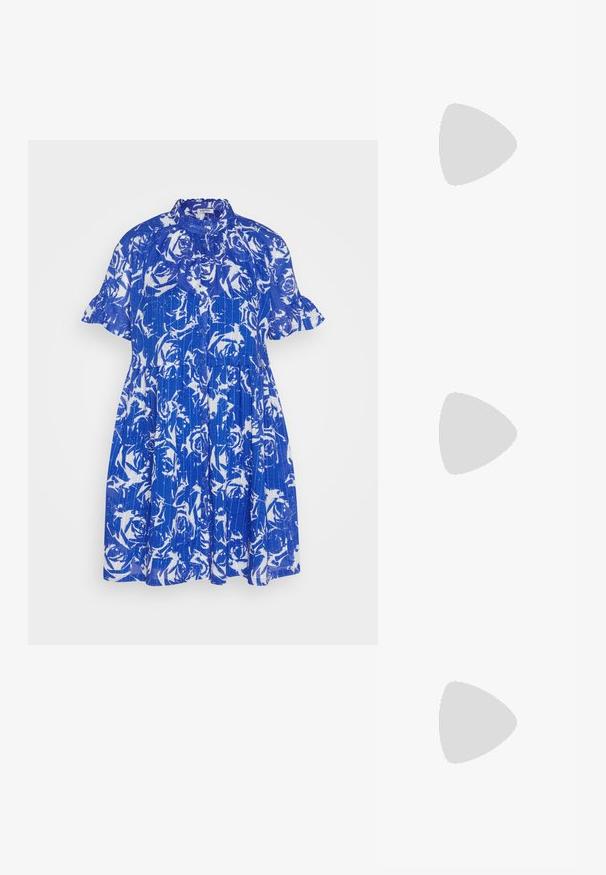 Sinine lilleline kleit, kus on ümmargune kaelus, lühikesed volangkäised, nupud ja voolav disain valgete rooside mustriga.; Hõbedased slingback kõrged kontsad terava ninaga, metalne viimistlus, kaks dekoratiivset rihma ja sihvakad kontsad musta otsaga.; Mustmust nahkaga kott sileda tekstuuriga. Omab reguleeritavat rihma ja sujuvat, minimalistlikku disaini, millel on lukuga sulgemine.; Hõbedane kahekordne rõngas sujuva, poleeritud pinnaga. Omab voolavat, kõverat disaini, millel on kattuvad sektsioonid, et saavutada kaasaegne ilme.