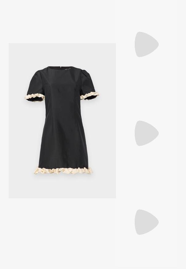 Μαύρο φόρεμα με κοντά φουσκωτά μανίκια και λευκή ραντάκια στις μανσέτες και το κάτω μέρος. Λείος ύφασμα με απλή, εφαρμοστή σιλουέτα.; Μαύρο παπούτσι slingback από πατέντο δέρμα με μυτερή μύτη, λουράκια στον αστράγαλο που διαθέτουν ασημένιες αγκράφες και μεταλλικά στοιχεία, και λεπτό τακούνι.; Λευκή συνθετική τσάντα σε τριγωνικό σχήμα, με επίπεδη μπροστινή καπάκι και λεπτομέρεια φιόγκου, ρυθμιζόμενο λουράκι, απαλή υφή και μινιμαλιστικό σχέδιο.; Χρυσά σκουλαρίκια με υφή, κυματιστά σχήματα. Περιλαμβάνουν γλυπτικά κλιπ-σε σκουλαρίκια και σχέδιο ανοιχτού σκουλαρικιού με σφυρήλατη επιφάνεια.