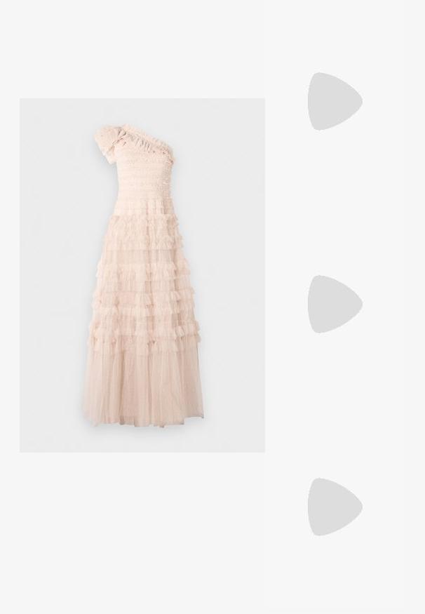 Asymmetrisk one-shoulder kjole i lys beige, med en smocked bodice og lagdelte volanger i den flydende nederdel med prikket tekstur.; Hvide lædersneakers, lavtop design, med en glat tekstur, rund tå, snørret front og et lille broderet logo på siden.; Sort læder bucket taske med en struktureret overflade, guld hardware detaljer og en åben top. Har et kort håndtag og justerbar skulderrem.; Guldtonede knude-stud øreringe med et vredet design. Hver ørering har en cirkulær klar bagside for sikker brug.