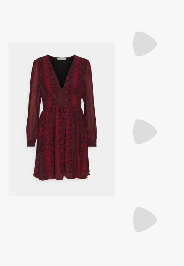MICHAEL Michael Kors ADDER  - Dienas kleita - crimson; Baltas siksniņveida papēdis ar smailu purngalu, gludu augšējo materiālu, zemu blokpapēdi un sānu izgriezumu dizainu ar regulējamu sprādzi.; Kaķa acu saulesbrilles ar matētu melnu plastmasas rāmjiem, tumšiem stikliem un zelta logotipa akcentu uz tempļa. Stūrainā forma un gluda tekstūra.; Michaela Korsa rokassomi bez̦ā īšojuma, kas izgatavota no apklāta kanvas, iekļaujot atkārtotu MK logotipa rakstu, zelta aparatūru un noņemamu ķēdes siksnu.