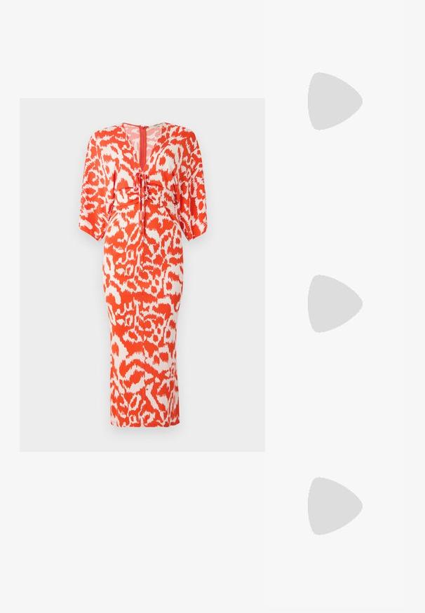 Orange og hvid dyreprint kjole med en tætsiddende silhuet, korte batwing ærmer og en snøre detalje i taljen. Lynlås i ryggen.; Hvide lædersneakers, lavtop design, med en glat tekstur, rund tå, snørret front og et lille broderet logo på siden.; Sort læder halvmåne taske med en guldfarvet hardware detalje, der har en lynlåslukning. Båret som crossbody over en grå sweater.; Guldtonede knude-stud øreringe med et vredet design. Hver ørering har en cirkulær klar bagside for sikker brug.