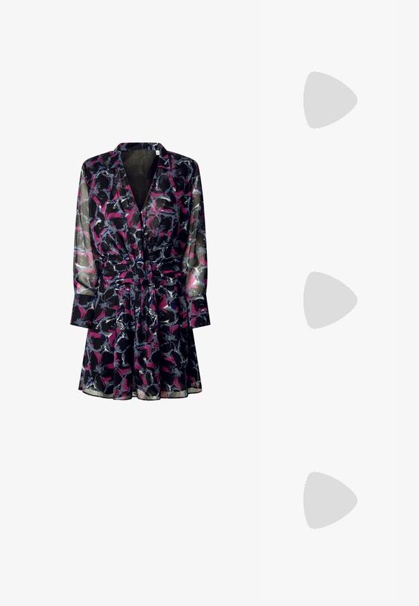 Musta läpinäkyvä mekko, jossa on kukkakuosi violetilla, vaaleanpunaisella ja harmaalla värillä. Mekossa on pitkät hihat, vyötäröä korostava muotoilu ja kaulus.; Hopeakylkinen korkokenkä, jossa on terävä kärki, metallinhohtoinen viimeistely, kaksi koristeellista nauhaa ja hoikka korko mustalla kärjellä.; Harmaa metallinhohtoinen käsilaukku, jossa on jämäkkä muotoilu. Laukussa on yläkahva ja etuosassa kauniisti koristeena solmukkeen yksityiskohta. Pinnassa on sileä tekstuuri ja heijastava viimeistely.; Setti 16 hopea-asketta, joissa on erilaisia tekstuureja, mukaan lukien sileät, kierretyt ja helmikuvioiset, järjestetty neljään riviin valkoisella taustalla.