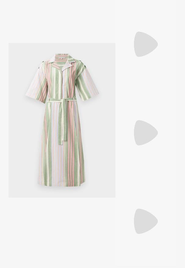 Gestreepte jurk met groene, witte en roze verticale strepen, korte mouwen, een kraag en een bijpassende riem in de taille.; Zwarte leren pump met een puntige neus en lage hak. Heeft een gladde textuur en een subtiele glans. Open uitsparing aan de voorkant voor extra detail.; Zwarte leren clutch tas met een gouden kettinghengsel, voorzien van een gladde textuur, rechthoekige vorm en reliëfmerk op de voorkant.; Lauren Ralph Lauren BASIC SMALL HOOP - Oorbellen - gold-coloured