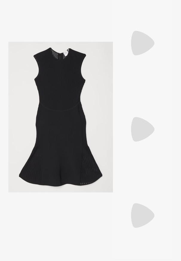 Abito senza maniche nero a coste con corpetto aderente e gonna a ruota. Notevoli spacchi laterali con dettaglio a coste verticali. Chiusura con zip sul retro.; Ballerine in pelle beige con punta in pelle nera. Caratterizzate da un dettaglio a fiocco e una suola piatta con una texture liscia.; Occhiali da sole neri e angolari con lenti grigie; realizzati in plastica, con aste spesse dalla superficie liscia e senza hardware visibile.; Borsa a spalla nera in materiale sintetico con silhouette curvilinea, finitura testurizzata, logo triangolare dorato e dettagli in metallo removibili.