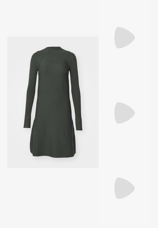 Max Mara Leisure PIREO - Haljina s naramenicama - verde scuro; Crne cipele s izduženim vrhom i remenom oko pete, s niskom petom, izrađene od glatke kože i s izrezbarenom stranom radi prozračnosti.; Crna kožna torba za rame s mekom teksturom, trokutastim oblikom i podesivim remenom, u kombinaciji s svijetloplavom prugastom košuljom i bijelim hlačama.; Tri metalne prstenove: jedan od rose zlata, jedan od zlata s teksturiranim akcentima i jedan od srebra, svi s ugraviranim logotipom na unutarnjoj strani.