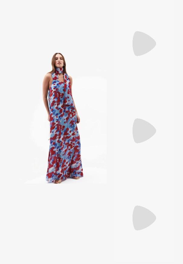 Maxi jurk van lichte stof, met een blauwe achtergrond en rode en blauwe abstracte patronen, en een bijpassende sjaal om de hals geknoopt.; Zwarte lakleren slingback hoge hak schoen met puntige neus en goudkleurige vierkante hakaccent. Voorzien van een verstelbare enkelband.; Bruine gradient zonnebril met een doorzichtig roze montuur, vierkante vorm en dunne metalen armen. Heeft afgeronde hoeken en minimale details.; Metalen gouden clutch met een gladde, ronde vorm, voorzien van een bovenste knoopsluiting en een kleine kettingband om mee te dragen.