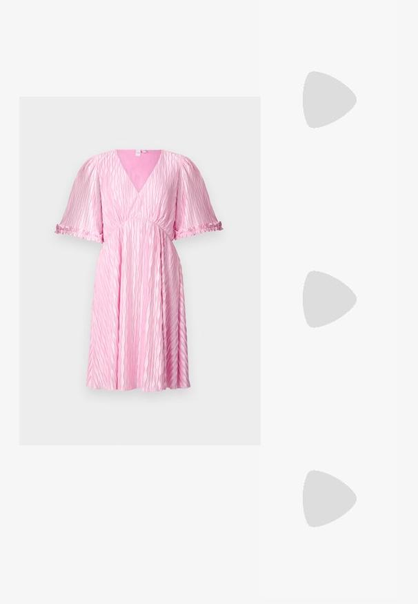 Rosa klänning med V-ringning, korta puffärmar och en rynkad empiredel. Textilier med vågiga mönster och en volangkant.; Vit bomull t-shirt med en stor, lysande röd hummergrafik på framsidan. Kortsleeves och standard rundad halsdesign.; Vit hög topp canvas sneaker med svart gummisulan, framsidan gummitåhätta och sex öglor för snören, med en ren, minimalistisk design.; Röd läderhandväska med en vinkelrät, geometrisk design. Har ett justerbart axelband och en klaffstängning med sydda detaljer.