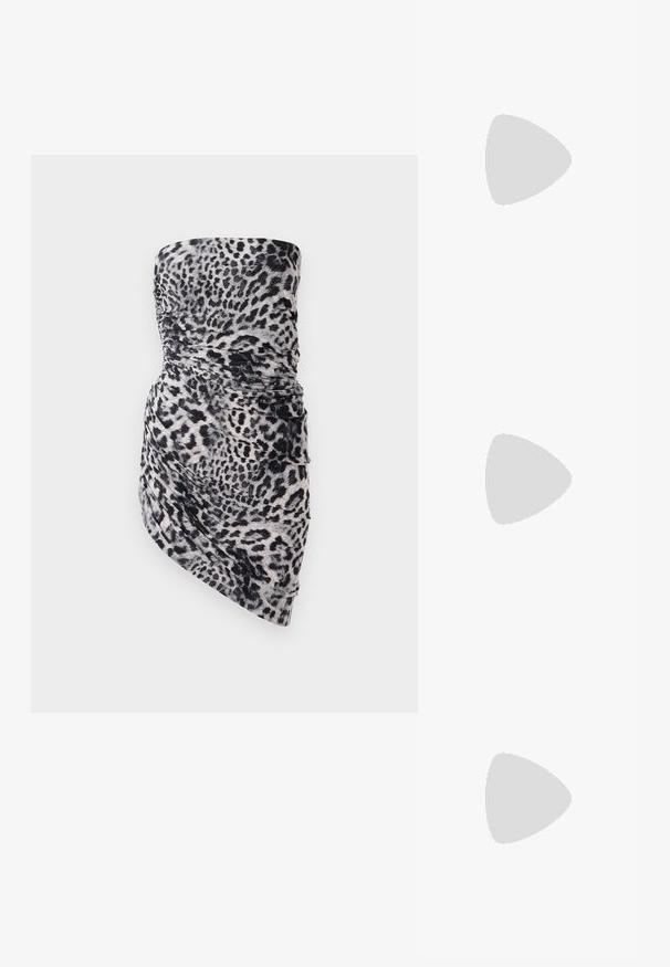 Mini obleka brez naramnic, prilegajoča v črno-beli živalski vzorec. Ima nabranine ob strani za teksturo in eleganten silhuet.; Bela satenasta bluza z dolgimi rokavi z gumbom na sprednji strani, sproščenega kroja in skrajšanim dizajnom, ki se združuje s spodnjim delom bodysuita. Gladka tekstura.; Črne usnjene slingback pumpe z usnjatim vrhom, majhnim peto in sponko na trakcu okoli gležnja. Gladka tekstura, minimalistična zasnova.; Črna usnjena torbica z geometrskim belim šivom, zgornjim ročajem in snemljivim naramnim trakom. Ima zlatne dodatke in zadrgo.; Zlata verižica z obeskom v obliki črk, ki črkujejo "MOSCATO." Gladka tekstura z jermenom z enim zatičem in povezavami različnih velikosti.