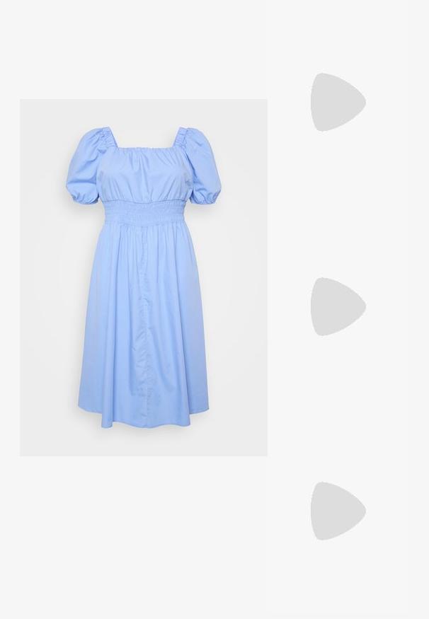 Világoskék ruha négyzet alakú dekoltárral, puffos ujjal és ráncolt derékkal. Az anyag sima, a szoknya formája pedig lágyan hullámos.; Fekete bőr bokacsizmák sima felülettel, rugalmas oldalsó panelekkel és vastag sarkakkal. Jellemzőjük egy húzófül, amely megkönnyíti a felvételt.; Fekete bőr kézi táska sima textúrával. Állítható pánttal rendelkezik, és letisztult, minimalista dizájnja van cipzáros záródással.; Ezüst fém fülbevalók hullámos, szobrászati kialakítással, fényes felülettel és szabálytalan formákkal, amelyek a kortárs esztétikát hangsúlyozzák.