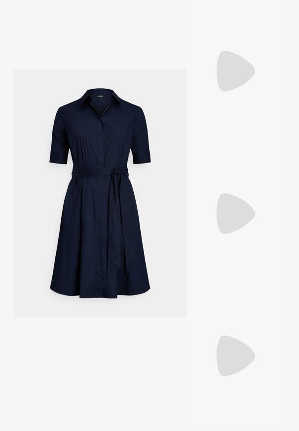 Obleka s srajčnimi rokavi, gumbi spredaj, ovratnikom in pasom za zavezovanje v mornarsko modri barvi.; Črne sandale z visokimi petami, ki imajo gladek usnjen zgornji del, odprto točko in enostavni trak z zlatim zaponko.; Črna usnjena torbica s strukturiranim dizajnom, ki vključuje zadrgo, nastavljiv trak in zlate dodatke.; Klavirske uhani v zlatem tonu s zvitim dizajnom. Vsak uhán je opremljen s krožno prozorno podlago za zagotavljanje varne nošnje.