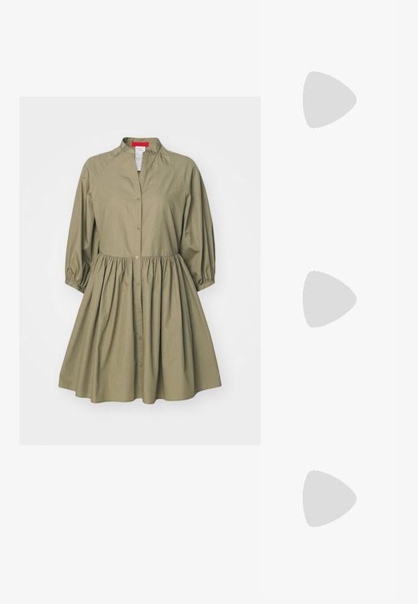 MAX&Co. OTTANO - Särkkleit - khaki; Kuldne metallik kõrge kontsaga sandaal avatud varbaga, pahkluu rihm luku ja platvormiga, et lisada kõrgust. Sile tekstuur.; Halli poolkujulise halli kangast käekott, tekstureeritud pind, hõbedane ahelast rihm ja vetthülgav lukku. Must aktsent põhjas.; Sõrmused, millel on omavahel põimunud kuld- ja hõberõngad, selge kuupilise zirkoonia aktsent ja tekstureeritud riba ühel rõngal.
