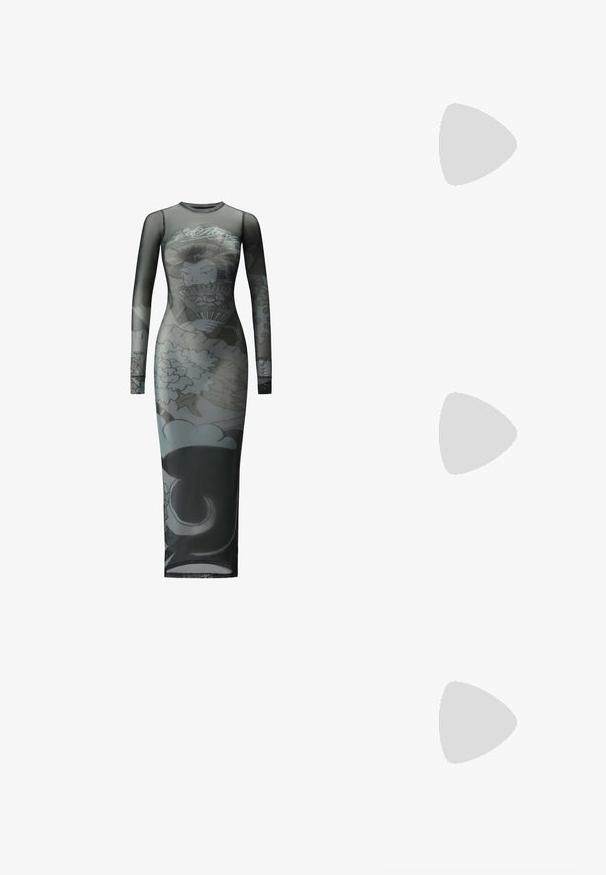 Abito a maniche lunghe in tessuto trasparente nero, caratterizzato da un design grafico floreale e di figure, lungo fino alla caviglia con silhouette aderente e scollo rotondo.; Décolleté in vernice nera con punta affusolata e tacco in geometria cubica. Presentano un design elegante e minimalista, con una texture liscia.; Borsa a tracolla nera in pelle con una forma curva, manico rimovibile e accessori dorati. La borsa presenta una patta con un dettaglio a fibbia.; Bracciale in metallo color oro con un design fluido e curvilineo. Presenta un piccolo e prominente accento color argento a un'estremità.