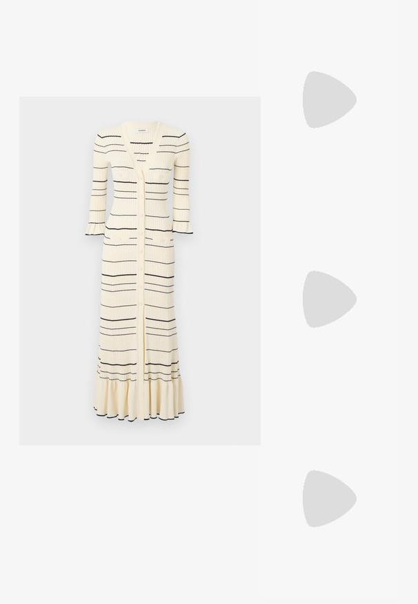 sandro ROBE FRILL POIGNET RAYURES - Freizeitkleid - ecru; Weiße Leder-Sneaker, niedrig geschnitten, mit glatter Textur, runder Zehenpartie, Schnür vorne und kleinem gesticktem Logo an der Seite.; Schwarze Leder-Eimerhandtasche mit strukturierter Oberfläche, goldenen Hardware-Akzenten und offenem Design. Verfügt über einen kurzen Griff und einen verstellbaren Schultergurt.; Goldfarbene Ohrstecker mit Knoten in gedrehter Ausführung. Jeder Ohrstecker verfügt über eine runde, transparente Rückseite für sicheren Halt.