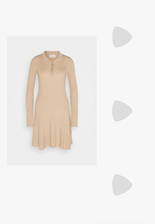 Robe à manches longues en ribbed beige avec un col polo et une patte de boutonnage à cinq boutons dorés. Ourlet évasé. Texture douce, ajustée au niveau du bodice.; Sandale à talons hauts blanche avec une base de orteil plate, devant texturé avec des accents froncés et une fine bride à la cheville.; Sac à main rembourré couleur crème avec une poignée incurvée et une fermeture éclair. Présente une texture lisse et une forme ronde pour un look contemporain.; Boucles d'oreilles en argent avec une finition lisse et polie. Forme ronde et fermeture à clip sécurisée. Design léger adapté pour un port quotidien.