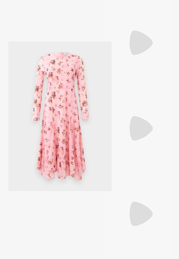 Růžové šaty s dlouhým rukávem a květinovým potiskem, s kulatým výstřihem a rozšířeným lemem. Lehky materiál s hladkým povrchem.; Patentované sandály na podpatku v jemně růžové barvě, s špičatou špičkou, nízkým blokovým podpatkem a nastavitelným páskem s kruhovou sponou.; Růžová síťovaná kabelka se zaobleným tvarem, vybavená stříbrným řetízkovým držadlem a jemným leskem, se zřetelným texturovaným povrchem.; Náušnice ve zlatém tónu z kovu s točeným designem a hladkým, lesklým povrchem a zaoblenými tvary. Každá měří přibližně 5 cm.