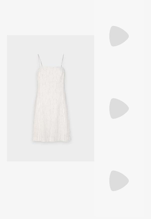 GAP MINI - Nappali ruha - new off white; Fekete lakk bőr, hegyes orrú slingback cipő, boka pántokkal, ezüst csatokkal és hardverelemekkel, valamint karcsú sarkú.; Arany fémes kézi táska, strukturált dizájnnal, sima felülettel és állítható pánttal. Egyedi háromszög alakú, minimalistának mondható varrásokkal rendelkezik.; Aranyszínű fülbevalók, texturált, hullámos formákkal. Tartalmazza a szobrászati klipszes studokat és az open hoop kialakítást, kalapácsos felülettel.