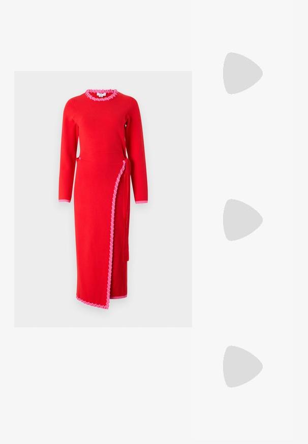 Rød langærmet kjole med en tætsiddende form, der har lyserøde volanger ved halsen og nederst, samt et asymmetrisk omslagdesign.; Sorte patentlæder slingback hæle med spids tå og en geometrisk blok hæl. Har et elegant, minimalistisk design og en glat tekstur.; Sort læderhåndtaske med en buet form, aftagelig rem og guldfinish. Tasken har en klap med en spænde detalje.; Sølvøreringe med en glat, poleret overflade. Rund form, letvægtsdesign med en sikker låsemekanisme.