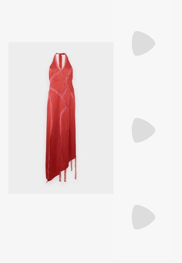 Punane halterneck kleit pitsakentidega ja asümmeetrilise äärisega. Küljel avad ja seotud detailid alumistes servades. Sujuv tekstuur.; Must must have must toote tõmblukuga, dekoratiivsed rihmad metallist silmadega ja madal blokk-kand. Tekstureeritud pind.; Must mustkunst nahk kott ainulaadse sõlmese closure'iga, kolmnurkne kuju, sile tekstuur ja minimalistik disain. Pole nähtavat riistvara ega mustreid.; Mustmustroost kellaga kell, millel on ümmargune korpus, kuldsed markerid ja käed. Varustatud harjatud viimistlusega metallist lingiga rihmaga.