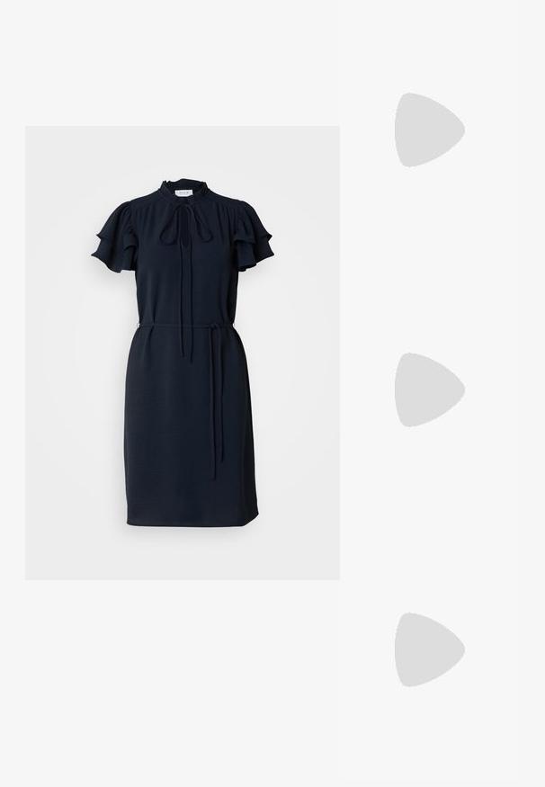 More navy haljina s kratkim volanima, visokim ovratnikom s mašnom i uskim strukom. Napravljena od mekog materijala, ima siluetu do koljena.; Srebrna slingback salonska cipela s oštrim prstom, metalik završnom obradom, dva dekorativna remena i vitkim potplatom s crnim vrhom.; Crna kožna torba s glatkom teksturom. Ima podesivu naramenicu i elegantan, minimalistički dizajn s zatvaranjem na patentni zatvarač.; Srebrna dvostruka prsten s glatkom, poliranom površinom. Karakterizira ga fluidan, zakrivljen dizajn s preklapajućim sekcijama za moderan izgled.