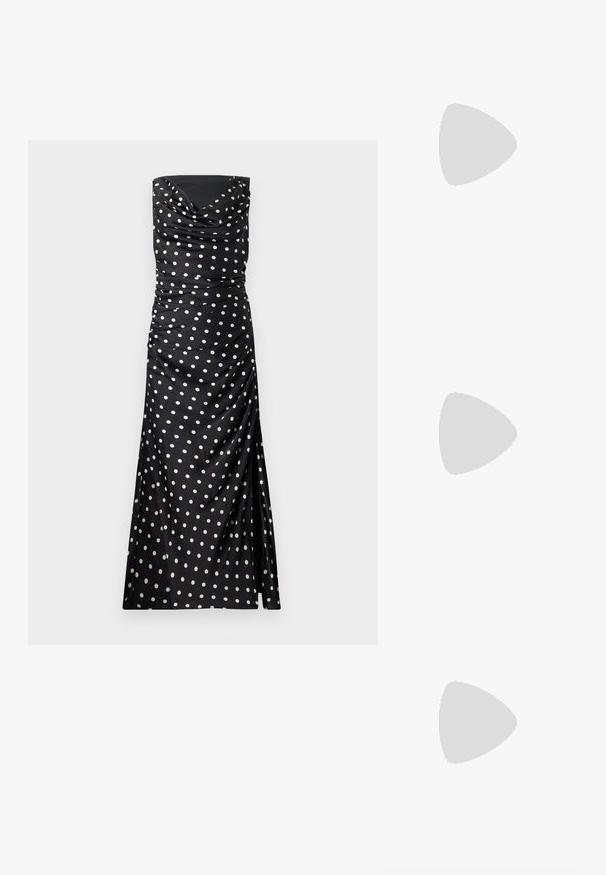 Vestido de noche negro sin tirantes con lunares crema, que presenta tela drapeada, detalles de fruncido y una silueta ajustada y fluida.; Zapatos de tacón slingback de charol negro con punta afilada y tacón geométrico en bloque. Presentan un diseño elegante y minimalista, así como una textura suave.; Bolso de piel blanco con forma curvada, correa ajustable y un pequeño detalle de hebilla. La modelo lleva un conjunto negro ajustado.; Pendientes en tono dorado que presentan formas texturizadas y onduladas. Incluyen aros de clip esculturales y un diseño de aro abierto con un acabado martillado.