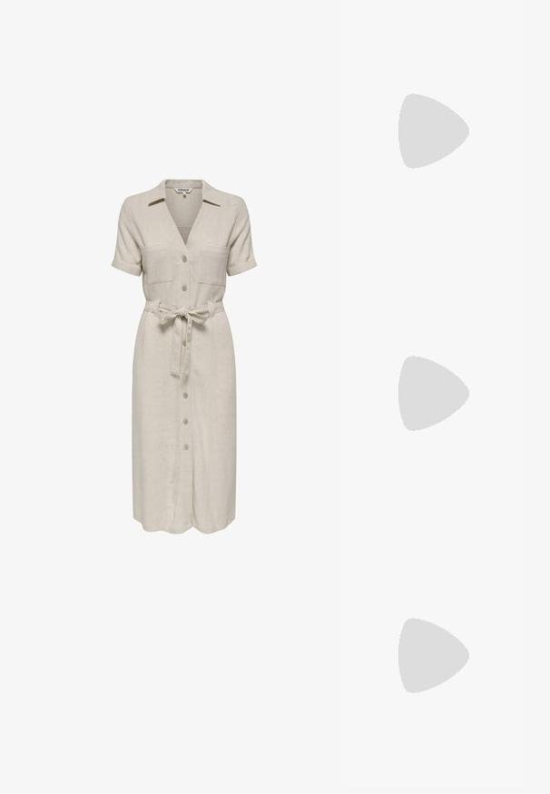 Beige linjakjole med krage, korte ermer, to brystlommer, et belte i midjen og knapplukking foran.; Hvit slingback-hel med spiss tå, glatt overmateriale, lav blokkhelt, og cut-out-design på siden med justerbar spenne.; Runde solbriller med mørke linser og guldrammer. Modellen har en lyseblå, ribbet cardigan med knapper og kontrast hvide ærmer på.; Michael Kors håndleddsveske i beige belagt kanvas med et gjentakende MK-logo mønster, gullfarget maskinvare og en avtakbar kjede-rem.