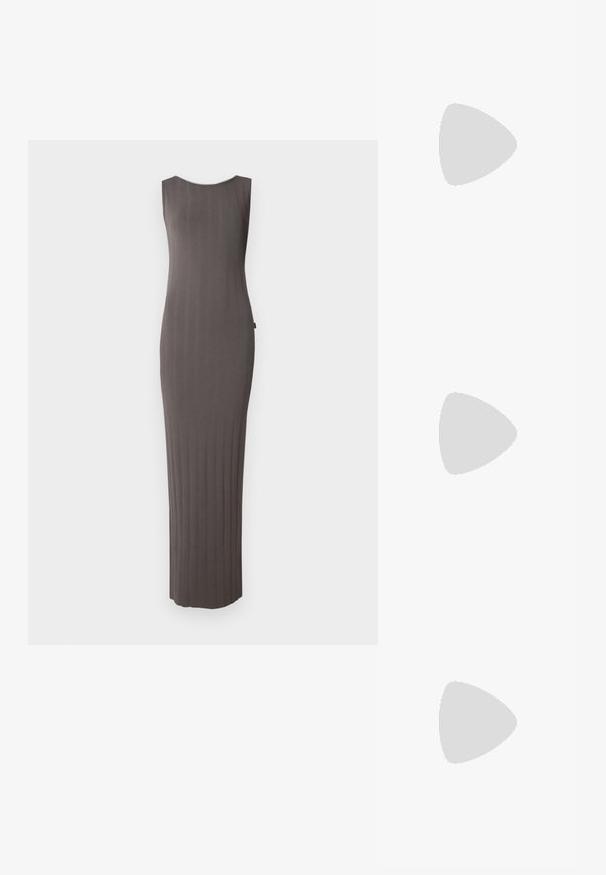 Szara dzianinowa sukienka o ribbowym wzorze, bez rękawów, z okrągłym dekoltem i prostym krojem sięgającym do podłogi.; Czarne klapki z gładkiej skóry, z krzyżującymi się paskami i wycięciami, oraz płaską, elastyczną podeszwą.; Brązowa zamszowa torba na ramię z wytłoczonym kwiatowym wzorem, uzupełniona gładkim, brązowym skórzanym paskiem i akcentami w kolorze złota.; Srebrne kolczyki w formie kół mają gładki, zaokrąglony design z cienkim profilem i bezpiecznym zapięciem. Minimalistyczny styl z polerowanym wykończeniem.