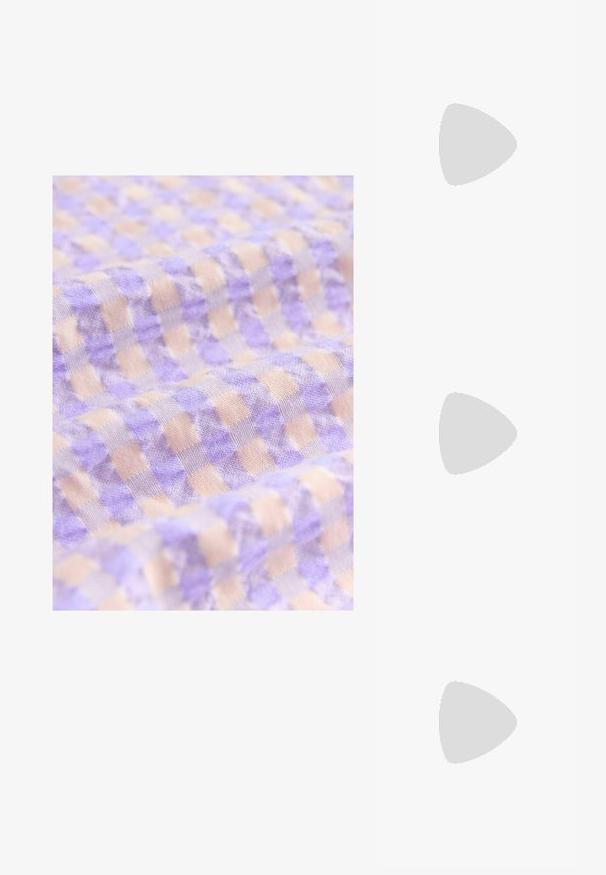 Lyse lilla og beige ternet stof med en blød tekstur, der har små firkanter, arrangeret i et regelmæssigt mønster.; Lyserøde slingback flade sko med spidse tær, lavet af et glat læderlignende materiale. Har udskæringsdetaljer på siderne og en flad hæl.; Brune gradient solbriller med en gennemsigtig pink stel, firkantet form og tynde metalarme. Har afrundede kanter og minimal dekoration.; Hvid struktureret taske med korte håndtag og en skulderrem, prydet med guldfarvede hardwaredetaljer og tekstureret materiale, præsenteret mod en grå baggrund.