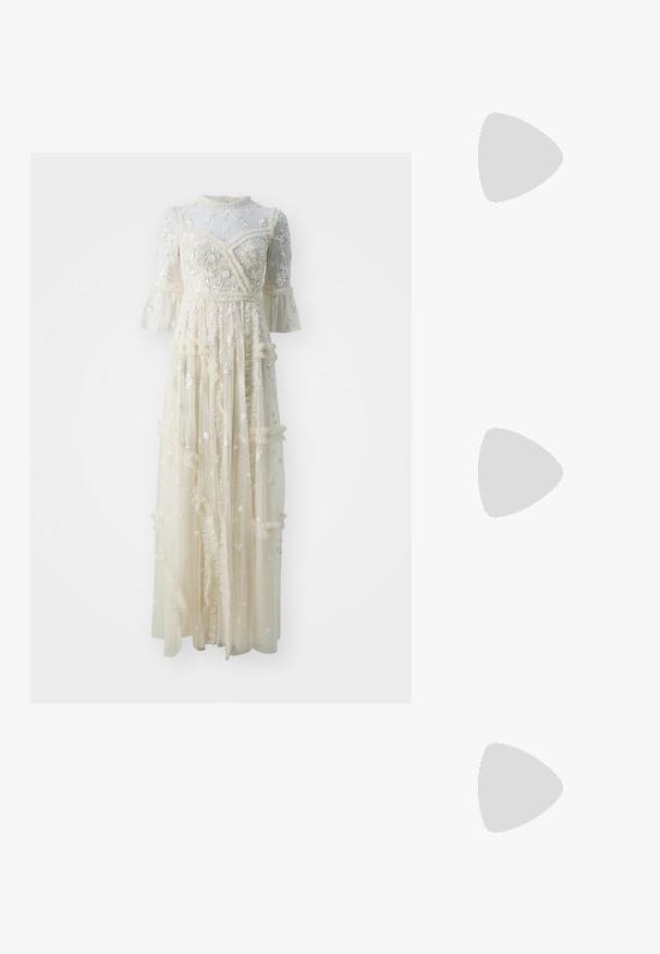 Needle & Thread SHIMMER DITSY LONG SLEEVE GOWN - Apģērbs svinīgiem gadījumiem - cream/cream; Melna patent āda ar slīdošo papēdi un smailo purngalu, ar teksturētu čūsku drukājumu, regulējamu siksniņu un īsu teksturētu blokpapēdi.; Baltā ādas rokassomu ar teksturētu apdari, ar zelta ķēdes siksnu un melniem akcentiem. Iekļauj priekšējo kabatu un aizdari ar rāvējslēdzēju.; Zelta toņu metāla gredzena auskari ar izliektu, pagarinātu formu. Ar gludu, spīdīgu virsma un noapaļotu galu papildu detaļām.