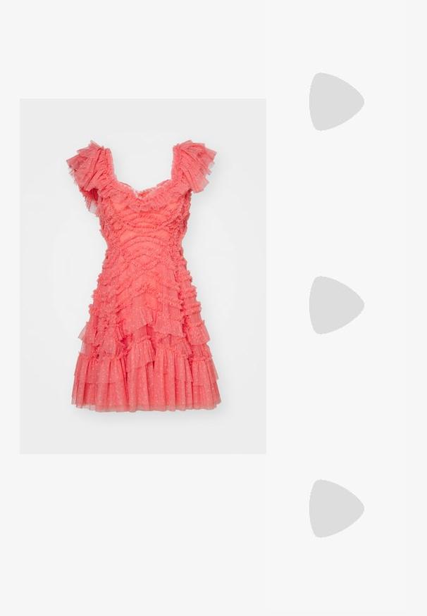 Needle & Thread LOLA BACKLESS MICRO MINI DRESS - Koktajl obleka/za zabavo - pink sky; Črne gležnjarje do kolen iz gladkega usnja, z ostrim nosom, blokinim peto in V-oblikovanim izrezom na vrhu.; Rjave mačkaste sončne očala s vintage mačjo obliko in rjavimi lečami. Imajo ukrivljene ročke z rdečimi detajli.; Črna usnjena torbica z bleščečo površino, ki ima središnjo zaponko, dve sprednji žepki in kratek naramni trak.