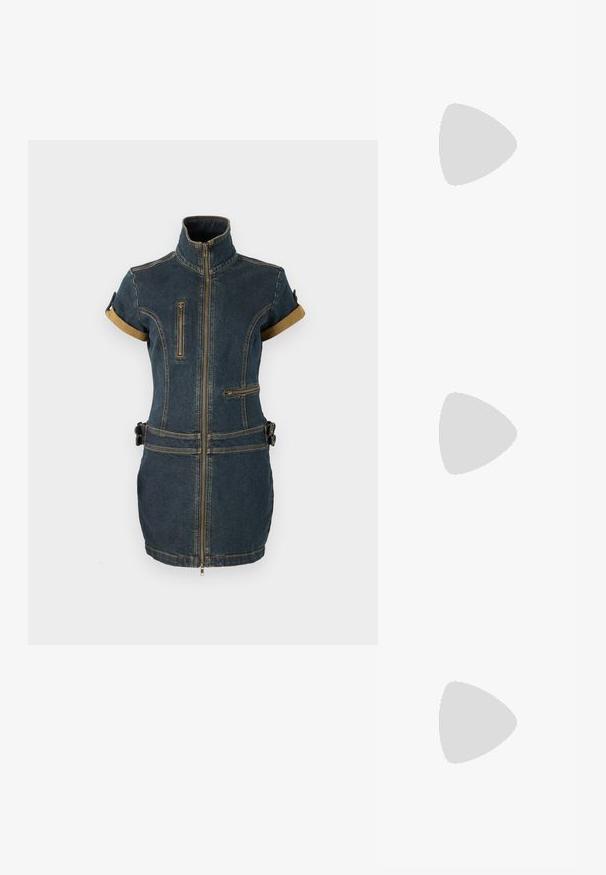 Denimkjole med høy krage, korte ermer, to glidelåslommer og belte i midjen. Stoffet er mørkeblått med kontrastfargede brune detaljer.; Sorte sandaler med stropper, firkantet tå og lav blokk hæl. Har flere tynne stropper og en justerbar ankelstropp. Laget av glatt lær.; Svart lær crossbody-veske med glatt tekstur, rektangulær form og metallkjede detaljer på framsiden. Justerbar stroppe inkludert.; Sølv dråpeøreringer med firkantet studs, med en glatt, polert overflate og en tåreformet design som reflekterer lys med en blank overflate.