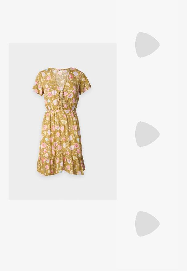 Ziedu V veida kakla kleita olīvzaļā krāsā, ar īsām piedurknēm, regulējamu jostasvietu un viļņotu apakšdaļu ar rozā un zilām ziedu rakstiem.; Balti ādas striķu augstpapēžu sandales ar elegantu dizainu, caurspīdīgu blokveida papēdi un dekoratīvu elementu pirksta daļā.; Brūna gradienta saulesbrilles ar caurspīdīgu rozā rāmi, kvadrātveida forma un plānas metāla kājas. Iespējamās noapaļotas malas un minimāls dizains.; Balta sintētiska soma ar trīsstūrveida formu, plakanu priekšējo vāciņu un loku detaļu, regulējamu siksnu, gludu tekstūru un minimālistisku dizainu.