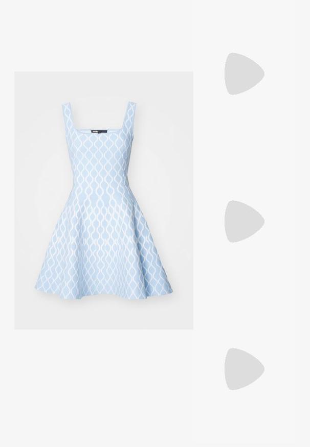 Maje RUSSEL - Koktailové šaty/večierkové šaty - blue/white; Čierne lakované baleríny so štvorcovou špičkou, remienkom okolo členka so striebornými prvkami a plochou podrážkou. Hladký povrch s minimalistickým dizajnom.; Maje MISS MINI - Taška cez plece - noir; Zlaté náušnice s mnohými kaskádovými reťazcami, ozdobené jasnými oválnymi kryštálmi a dekoratívnymi puzdrami.