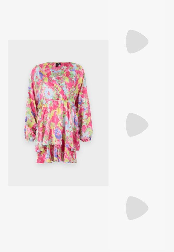 Cvetlična bluzica v roza, rumeni in modri barvi, z dolgimi rokavi, gathered pasom in plastificiranim peplumom. Lahka, teksturirana tkanina.; Rjave usnjene kavbojske čevlje z ostrim nosom in blok peto, ki vsebujejo podrobno šivanje in dvignjene dodatke na zgornjem delu.; Mačje oči sončna očala z okvirom v črno-oranžni želvej ohišji, rjavimi lečami in elegantnimi, ostrimi konicami. Imajo minimalistični logo na ročaju.; Zlate obroče ušesne uhane, tanke in krožne oblike, z gladko kovinsko površino brez okrasnih elementov ali vzorcev.