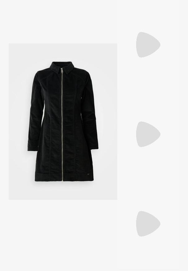 Μαύρο βελούδινο σακάκι, με ψηλό γιακά, μακριά μανίκια και μπροστινό φερμουάρ, με ίσια γραμμή και μινιμαλιστικό σχέδιο.; Κοντό, σκούρο καφέ δερμάτινο μπούτσο με μυτερή μύτη, γωνιακό τακούνι και �λείο, γυαλιστερό υλικό. Διαθέτει καθαρό σχέδιο και ραφές.; Μαύρη δερμάτινη τσάντα tote με λείο υφή, δομημένο σχήμα, δύο λαβές και επιφανές ασημένιο κούμπωμα μπροστά.; Ασημένια σκουλαρίκια κρίκοι με κομψό, στρογγυλό σχέδιο, που διαθέτουν λεία επιφάνεια και χωρίς ορατά διακοσμητικά στοιχεία. Η διάμετρος δεν αναφέρεται.