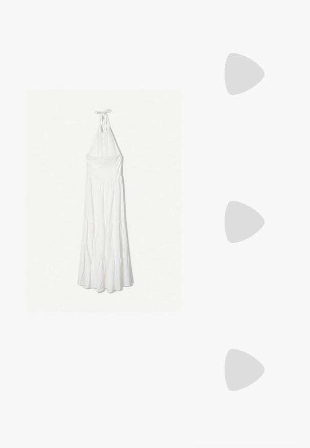 Valkoinen halterneck-maksimekko, jossa on smokkbodice, kerroksellinen hame ja kevyt kangas, sopii lämpimän sään käyttöön.; Vaaleanpunaiset slingback-ballerinat, joissa on terävä kärki, valmistettu sileästä nahkamaisesta materiaalista. Sivujen leikkuuyksityiskohdat ja tasapohja.; Neliömäiset aurinkolasit ruskeilla linsseillä ja ohuella mustalla metallikehyksellä. Varusteena on kulmikkaat tempulit ja säädettävät nenätyynyt mukavuutta varten.; Valkoinen olkalaukku, jossa on teksturoitu pinta, keskeinen solkiyksityiskohta ja kaareva muoto. Vetoketjusulkimet kummallakin puolella.