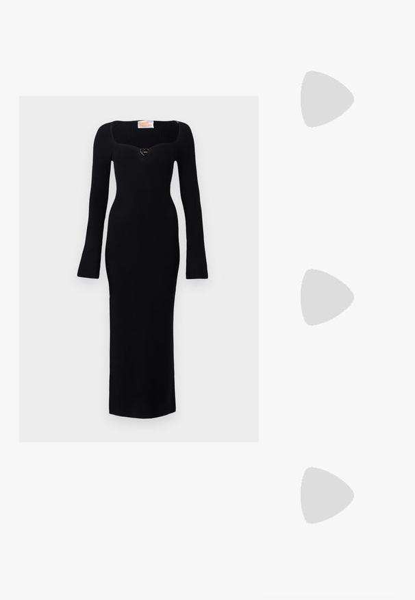 Robe noire à manches longues côtelées avec un décolleté carré et un accent en forme de cœur au niveau de la poitrine. Design ajusté qui s'étend jusqu'au mollet.; Des sandales noires à talons hauts avec des fines lanières au design noué, un bout carré lisse et un talon aiguille élégant.; Sac à main en métal gris clair avec une bandoulière en chaîne, orné de petits clous métalliques ronds et d'un logo de marque triangulaire.; Boucles d'oreilles en argent avec une finition lisse et brillante. Forme arrondie, conception légère, avec un fermoir à tige.