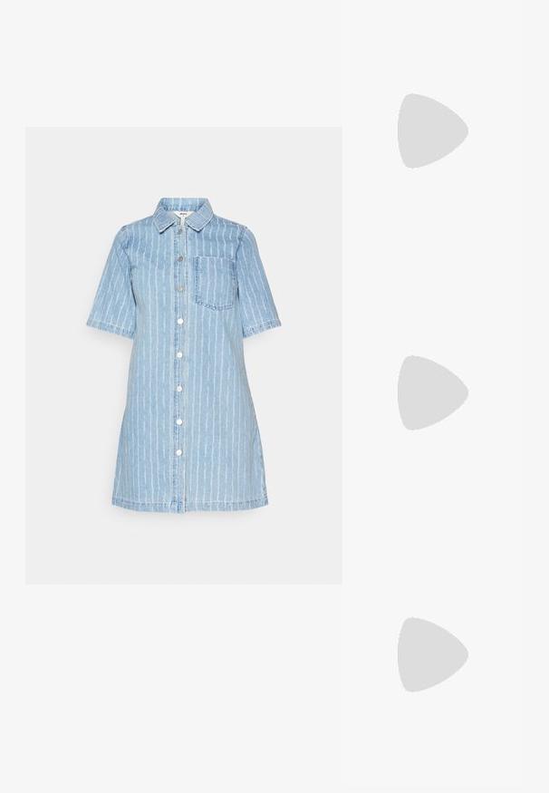 Svetlo modra denim obleka s kratkimi rokavi, navpičnimi belimi črtami, ovratnikom, sprednjim gumbom in enim žepom na prsih.; Bela sandala na visokih petah s debelim petam, ki ima obliko trakcev in vezanje okoli gležnja. Gladka tekstura z platformo spredaj za dodatno višino.; Bela sintetična torbica v obliki trikotnika, z ravnim sprednjim poklopcem in detajlom mašne, nastavljivim trakom, gladko teksturo in minimalističnim dizajnom.; Stradivarius SET - Zapestnica - dark brown