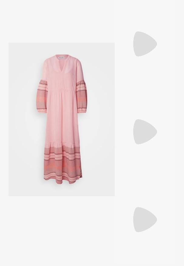 Lollys Laundry DRESS - Maxikjole - dusty rose; Sorte sandaler med stropper, firkantet tå og lav blokk hæl. Har flere tynne stropper og en justerbar ankelstropp. Laget av glatt lær.; Brune skjellbriller med ovale linser, tynne stenger og gjennomsiktige detaljer. Har en subtil logo på stangen. Elegant, lett design.; Hvit strukturert håndveske med korte håndtak og skulderreim, med detaljer i gullfinish og teksturert materiale, vist mot en grå bakgrunn.