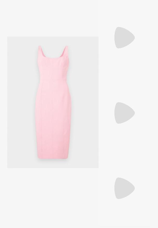 Lyhyt mekko vaaleanpunaisena, jossa on tiukka siluetti, leveät hihnat, neliön muotoinen pääntie ja pystysaumadetaljoinnit vartalon myötä.; Metallic hopeanväriset korkokengät, joissa on avonaiset varpaat, kolme ohutta remmiä jalan yli ja nilkkaremmi soljella.; Kultainen metallinen käsilaukku, jossa on sileä pinta ja kolmiomainen läppä suljin. Käsivarsi, joka pitää sitä, on siististi hoidettuine kynsineen.; Hopea renkaankorvakoru kiiltävällä pinnalla, jossa on pieniä kultaisia yksityiskohtia ja pyöreä muoto, käytetty korvalla.