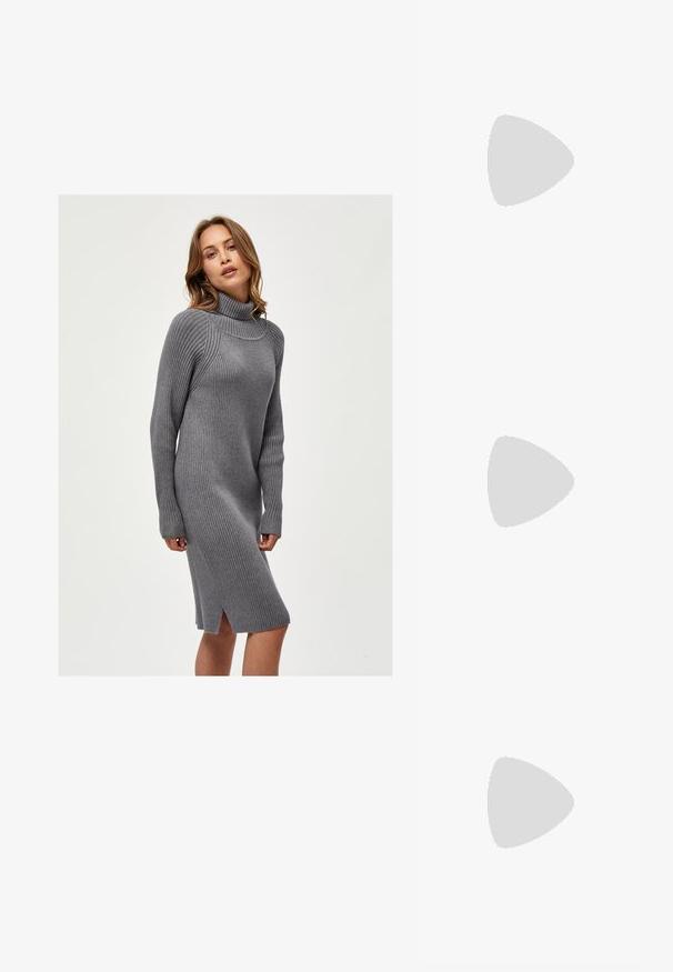 Grå ribbad stickad klänning med hög krage och långa ärmar, med sidokanter vid fållen för ökad rörelse och textur.; Svart läderpump med spetsig tå och en låg klack. Har en ankelsnodd med en guldtonad spänne. Slät textur.; Svart läder tote-väska med två långa handtag, en slät yta och en strukturerad form. Har en framficka för extra förvaring.; Silver hoops med en slät, polerad yta. Rund form, lättviktig design, med en säker låsmekanism.