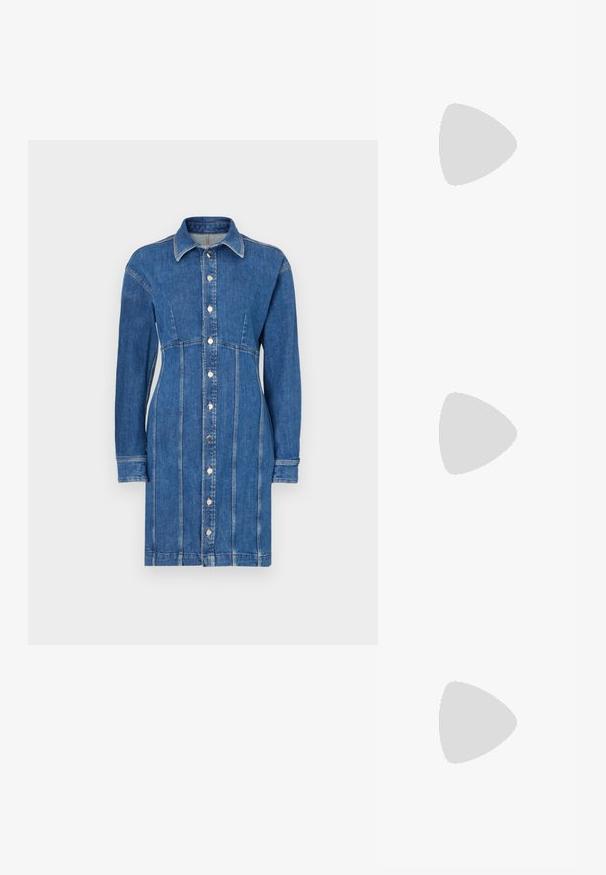 Jeans haljina u srednje plavoj boji, s dugim rukavima, reverima, dugmadi sprijeda i vertikalnim detaljima šava.; Srebrni patenti kožni sandali na visokom potpeticu s uskim remenom za prste, podesivom kopčom i vitkom potpeticom.; Crna torba s dva kratka ručka i uklonjivom naramenicom. Glatki materijal nalik koži s zatvaračem na zatvaranje i detaljem s logom.; Srebro naušnice u obliku prstena s glatkom, sjajnom završnom obradom. Zaobljenog oblika, laganog dizajna, s kopčom na poleđini.