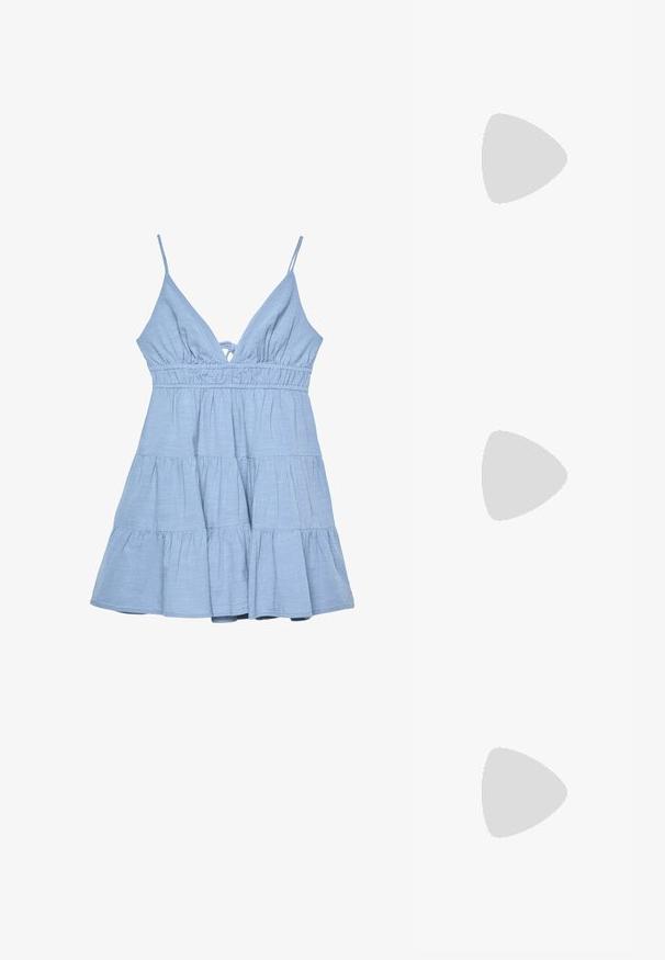 Helles blaues ärmelloses Kleid mit V-Ausschnitt, gerafftem Oberteil und gestuften Rock. Hergestellt aus strukturiertem Stoff mit verstellbaren Trägern.; PULL&BEAR Cowboy-/Bikerboot - taupe; Braune Wildleder-Handtasche mit langen Fransen, einer geschwungenen Form und einem einzelnen Schultergurt. Verfügt über eine glatte, strukturierte Oberfläche.; Goldplattierte Kettenhalskette mit einem flexiblen, feinen Netzdesign, einem sicheren Verschluss und einer verstellbaren Kette zur individuellen Anpassung.