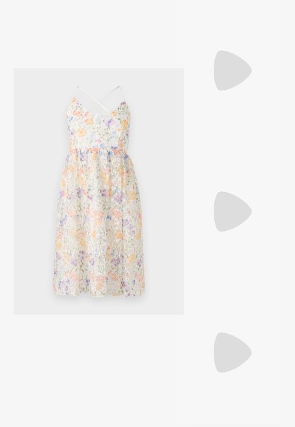 Blomsterkjole i lett stoff med pastellfarger og en transparent overlay, med justerbare spaghetti-stropper og en utsvingt skjørtdel.; Sorte patentlær slingback-sko med spiss tå, ankelremmer med sølvspenner og detaljer, og en slank hæl.; Gullmetallisk hjerteformet clutch med kjedehåndtak og perlebeslag. Glatt tekstur, kompakt design for små nødvendigheter.; Gullfargede øredobber med teksturerte, bølgete former. Inkluderer skulpturelle klipsstuds og åpen hoop-design med en hamret finish.