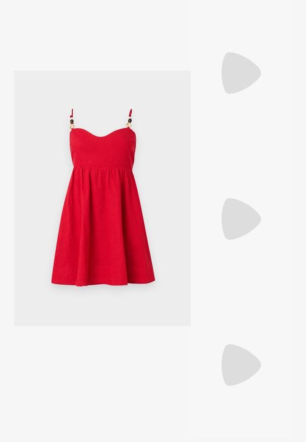 Vestido de lino rojo con un cuerpo ajustado, falda acampanada y tirantes ajustables adornados con acentos de cuentas de madera. Textura suave.; Zapatos de tacón en charol negro con tira al tobillo, punta afilada y un pequeño tacón bloque, que cuentan con un acento de hebilla plateada en la correa.; Bolso de piel negra con forma curva, correa desmontable y herrajes dorados. El bolso cuenta con una solapa con un detalle de hebilla.; Pendientes en tono dorado que presentan formas texturizadas y onduladas. Incluyen aros de clip esculturales y un diseño de aro abierto con un acabado martillado.