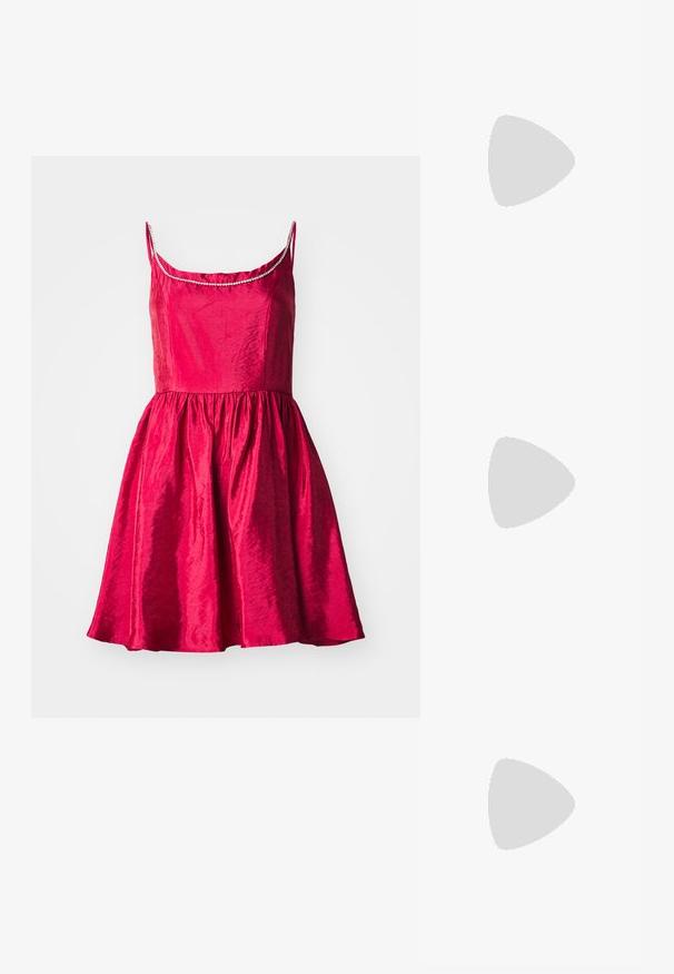 Röd klänning med spaghettiaxlar, åtsittande liv och utsvängd kjol. Strukturerad tyg med glänsande finish och dekorerad halsringning.; Svart läderkampsko med rund tå, snörning fram och dragflik vid vristen. Har en tjock gummisula för hållbarhet.; Svarta kattögon-solglasögon med matt yta, med en elegant design och lätt böjda kanter, placerade mot en modells mörka kläder.; Silverfärgade hoopörhängen med en slät, polerad yta. Rund form och säker klickstängning. Lättviktig design som passar för vardagligt bruk.