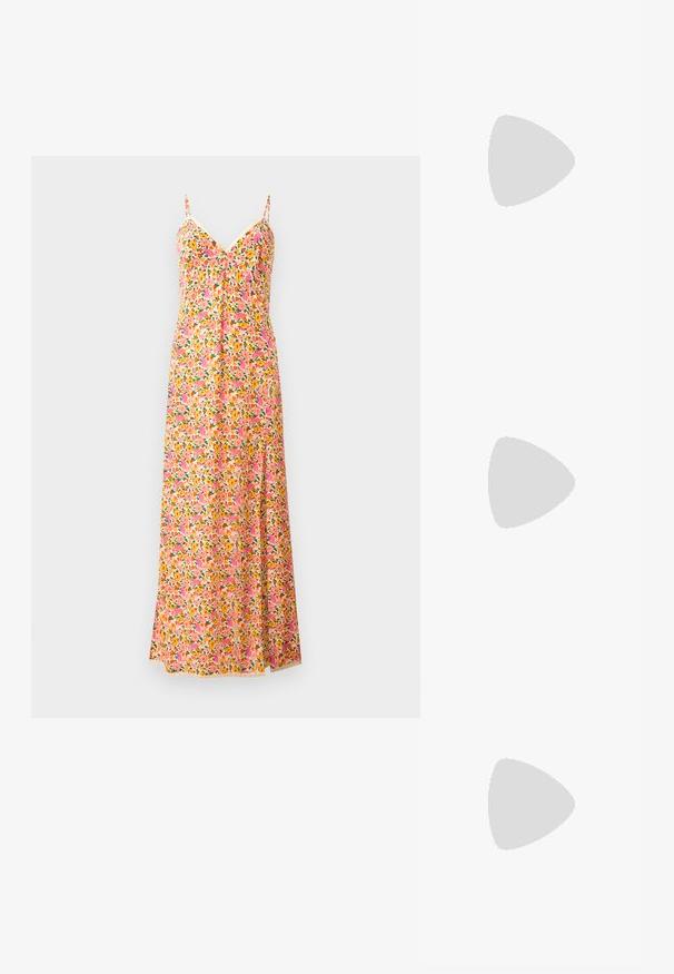 Robe maxi florale à fines bretelles, présentant un motif rose, orange et vert. Tissu léger avec un design fluide et un décolleté en V.; Ballerine en cuir verni noir avec un bout carré, sangle de cheville avec des détails en métal argenté et semelle plate. Texture lisse avec un design minimaliste.; Sac à main en cuir noir avec des détails en franges, chaîne dorée pour l'épaule et une poignée découpée. Présente le logo sur le devant.; Boucles d'oreilles en ton or avec plusieurs chaînes en cascade, présentant des accents en strass ovales transparents et des dessus à clous décoratifs.