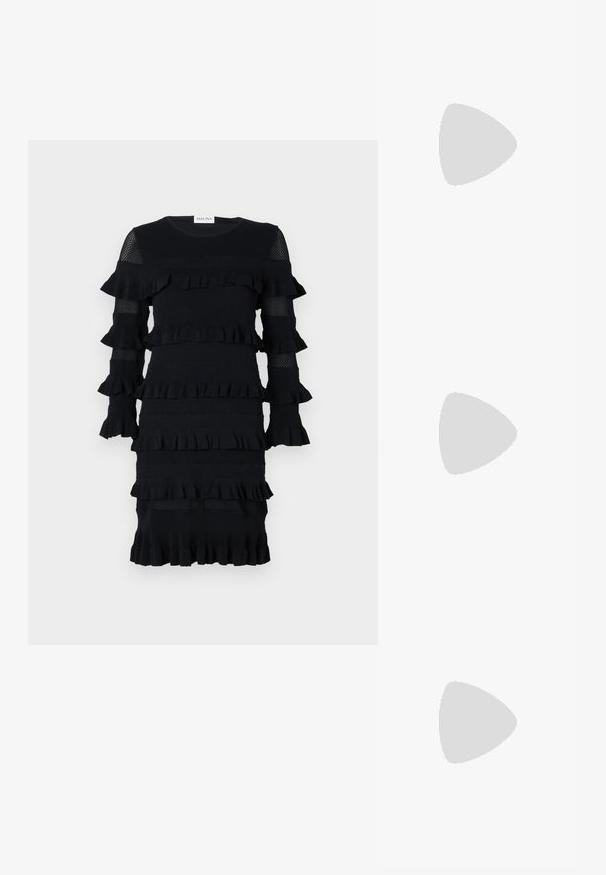 Svart kjole med lagdelte volanger, lange ermer med mesh-detaljer og ribbet tekstur. Rund hals, mid-lengde stil.; Svarte hæl-sandaler med et slankt stroppedesign, firkantet tå og en mellomhøy blokkheel. Laget av glatt lær med en matt finish.; Svart lær skulderveske med en myk tekstur, trekantet form og justerbar stropp, kombinert med en lyseblå stripete skjorte og hvite bukser.; Sølvøreringer med en jevn, buet design. Har en blank metallisk finish og en studlås. Ingen synlige mønstre eller aksenter.