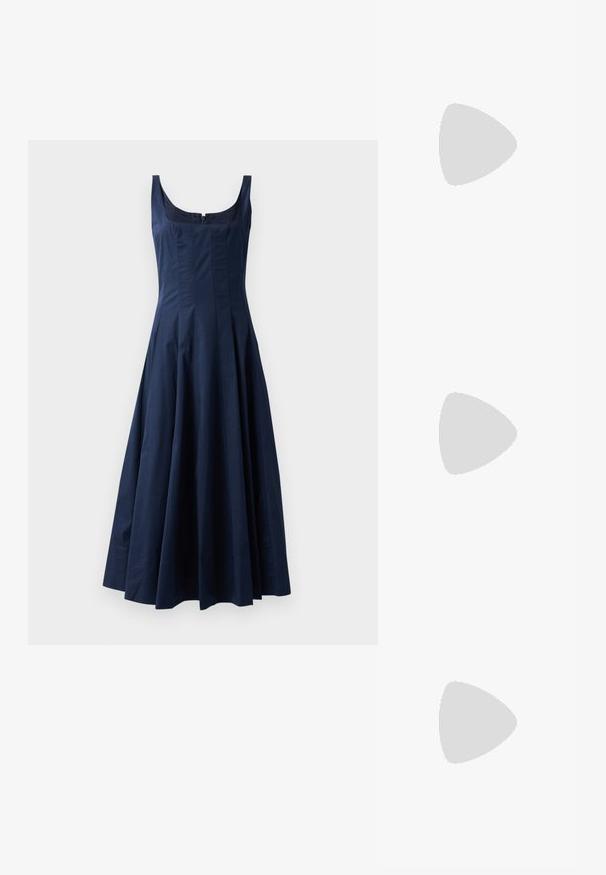 STAUD WELLS DRESS - Vapaa-ajan mekko - navy; Valkoiset nahkakengät, matala malli, jossa on sileä pinta, pyöreä kärki, nauhakiinnitys edessä ja pieni brodeerattu logo sivulla.; Mustan nahka-buckettikassi, jossa on teksturoitu pinta, kultaiset metalliosat ja avoin yläosa. Ominaisuuksiin kuuluu lyhyt kahva ja säädettävä olkahihna.; Kultaketjut korvakorut, joissa on kierretystä muotoilusta valmistettu solmu. Jokaisessa korvassa on pyöreä, kirkas tausta varman käyttömukavuuden takaamiseksi.